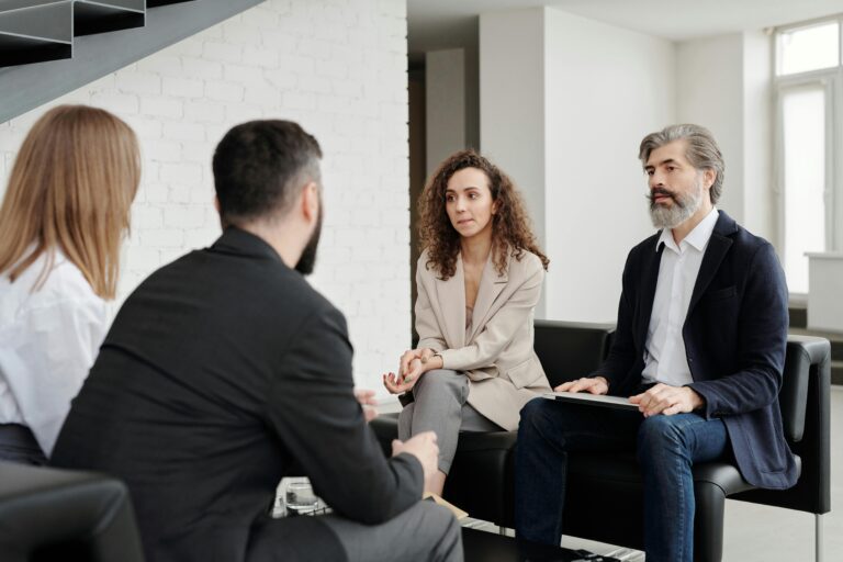 Czy nasz mózg inaczej przetwarza mowę słuchaną i czytaną?